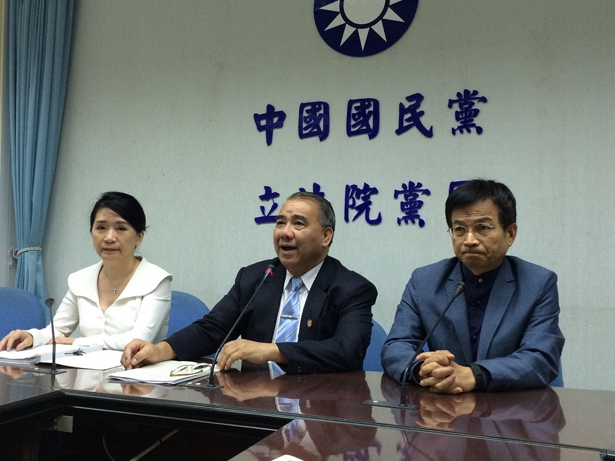 國民黨大黨鞭賴士葆15日說，國民黨團對於修憲案沒有要綁案，希望能過越多越好，呼籲朝野彼此包容、合作。圖：符芳碩/攝
