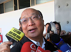 考試院長關中30日指出台中市長胡志強（前）失言。胡志強澄清表示，他是說「徐中雄走路可能沒我好看，但健康好得很」，報導與實情不符。圖片來源：中央社