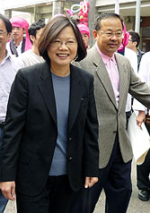 角逐2012總統選舉黨內提名的民進黨主席蔡英文（前），26日在高雄高苑工商受訪時表示，她提出2025年非核家園計畫，也歡迎馬英九政府提出對案。圖片來源：中央社。