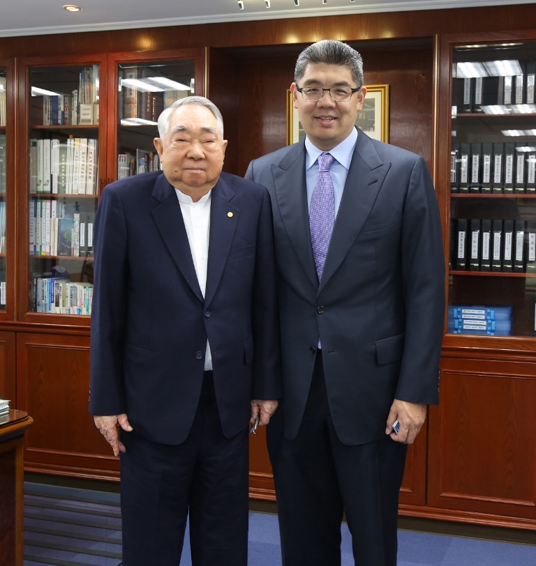 國民黨台北市長候選人連勝文18日拜會長榮集團總裁張榮發，張榮發鼓勵他要有信心。圖：長榮集團提供