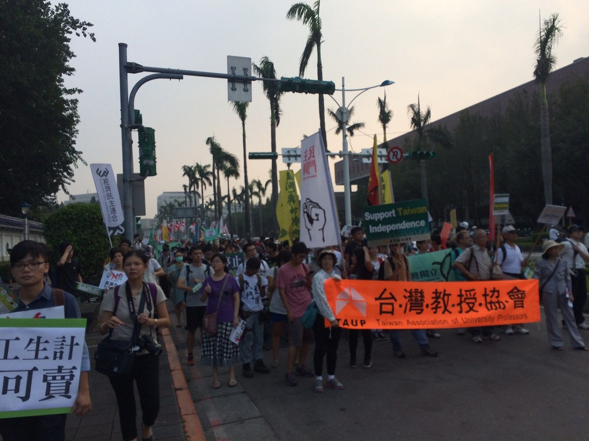 反馬習會遊行7日下午在台北登場，上千民眾走上街頭抗議。圖：符芳碩/攝