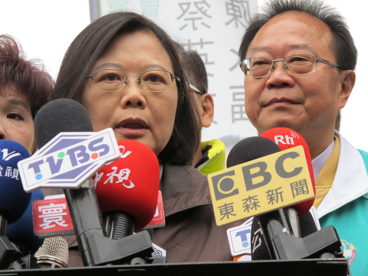 民進黨總統候選人蔡英文與新店選區候選人陳永福18日上午前往太平宮參拜。圖：林朝億/攝