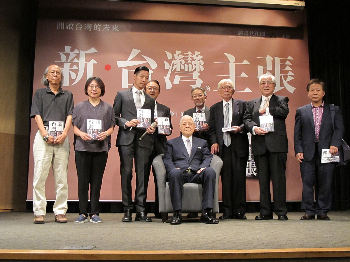前總統李登輝15日發表新書後與來賓拍照留念。圖：林朝億/攝