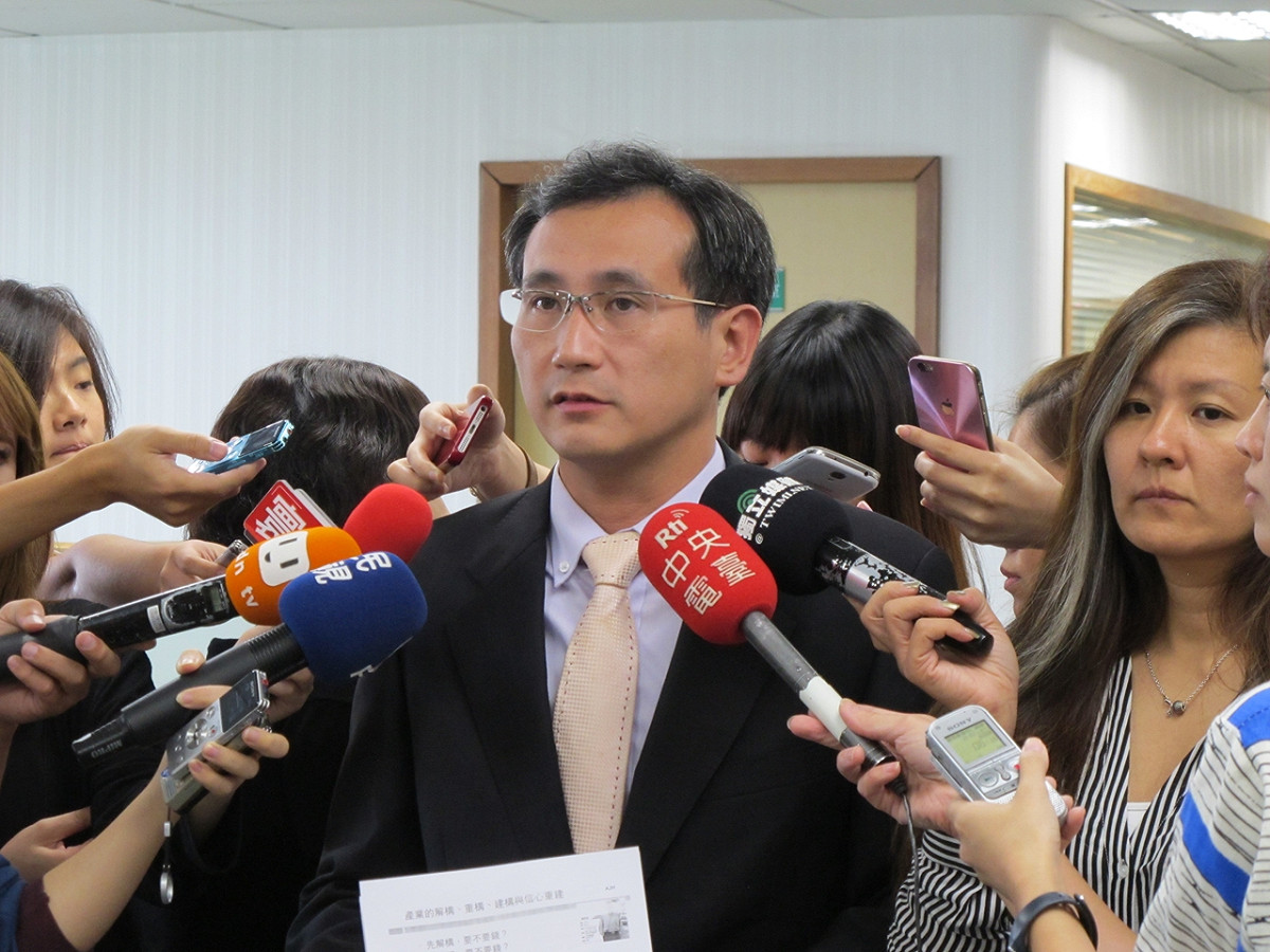 民進黨發言人鄭運鵬28日表示，幕僚單位將研擬委託徵信社查察明年立委賄選事宜。圖：林朝億/攝