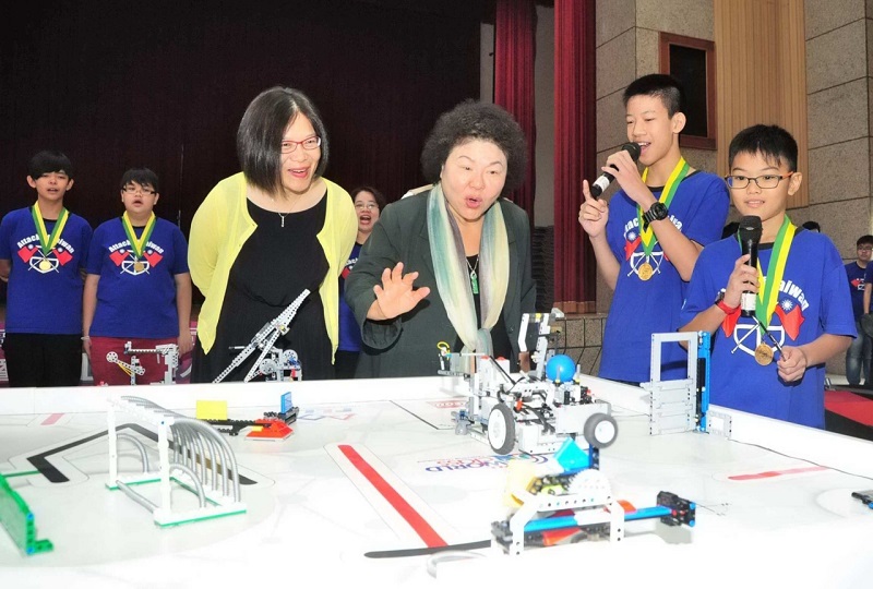 高雄市長陳菊13日接見2015世界機器人大賽表現優異的各校團隊後表示，她不會出任蔡英文副手，她仍以高雄市政為優先。圖：高雄市政府