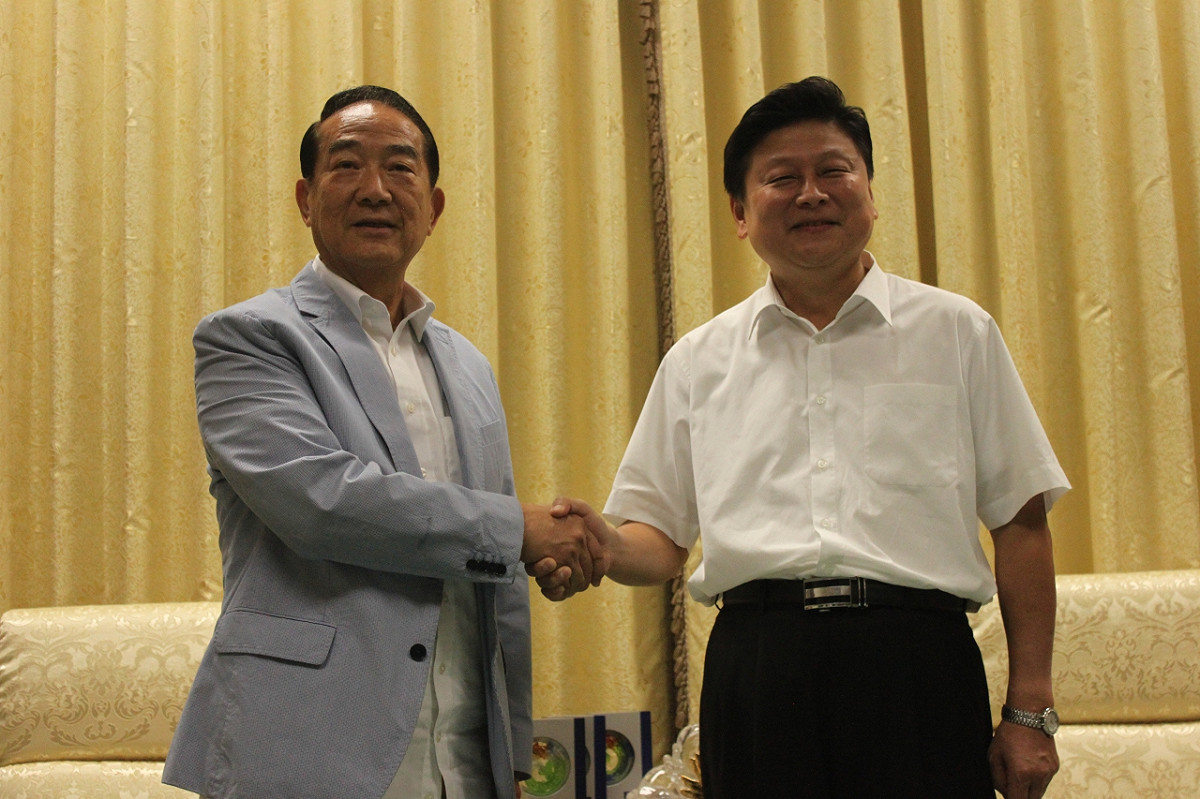 親民黨主席暨總統參選人宋楚瑜11日上午拜會花蓮縣長傅崑萁，對於傅提出國產署應全面釋出土地，宋認同的表示，中央確實應活化土地及法規，與地方政府有更緊密合作。圖：符芳碩/攝