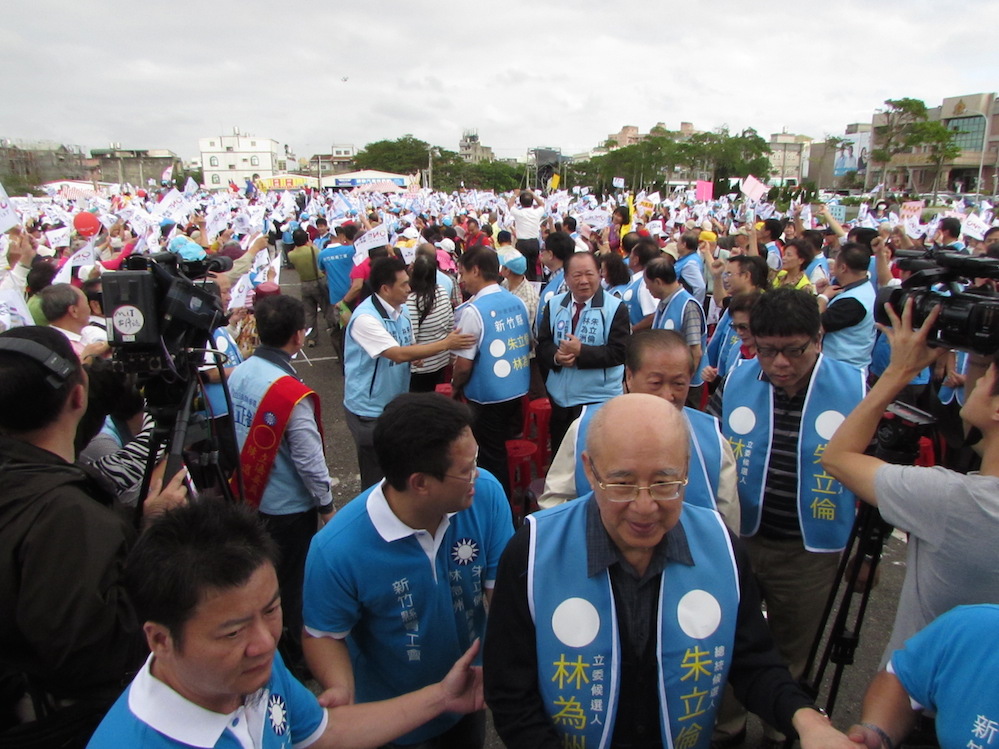 朱立倫桃竹苗客家後援會暨新竹縣北區競選總部成立大會24日下午在新竹縣新豐鄉舉行，現場聚集將近5千名支持者，高喊朱立倫當選。圖：邱珮文/攝