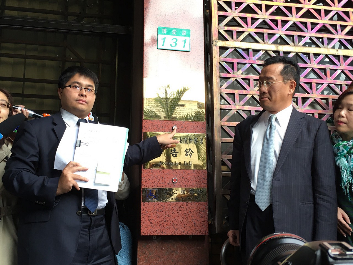 因為不滿藍營指控民進黨總統候選人蔡英文「炒地」謀利，民進黨14日決定採取法律行動，下午3點半赴台北地檢署，由民進黨發言人黃帝穎擔任告發人，在律師團長顧立雄率廖虹羚律師、袁秀慧律師陪同下，告發王育敏、邱毅、蔡正元3人違反選罷法。圖：楊淳卉/攝 圖：新頭殼資料照片
