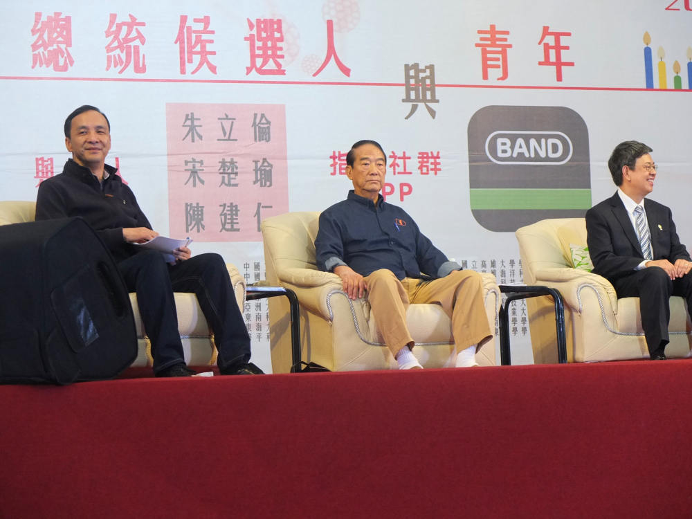 總統候選人朱立倫6日接受學生提問談到教育議題時，酸了一下民進黨副手陳建仁的論文議題。圖：翁嫆琄/攝