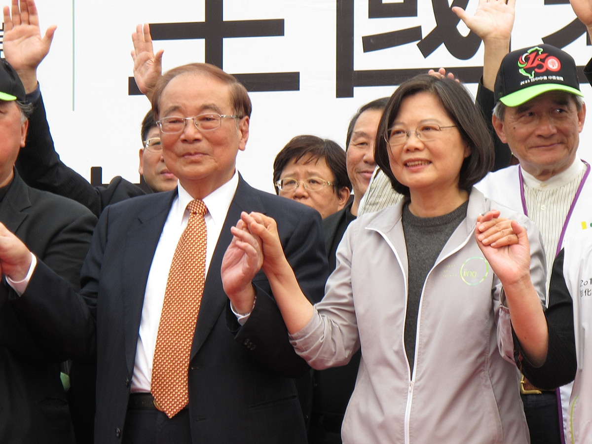 民進黨正副總統候選人蔡英文5日下午出席基督徒全國後援會成立大會，一旁為前行政院長張俊雄。圖：林朝億/攝