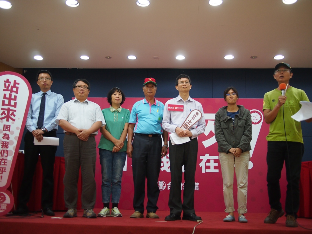 屏東環盟分會長洪輝祥、反美麗灣成員林淑玲、灣寶自救會會長陳幸雄、大埔張藥房女主人彭秀春、大埔自救會成員朱炳坤以及元貞律師事務所翁國彥律師，到場聲援詹順貴律師參選。圖:何星瑩/攝