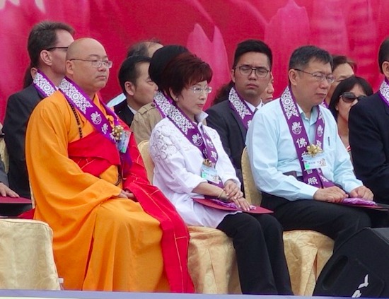 立法院副院長洪秀柱10日上午出席總統府前的佛誕節活動，在座位上被安排在總統馬英九和台北市長柯文哲中間，並坐在柯文哲右手旁的座位。圖：劉奕霆/攝