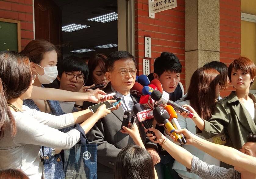 國民黨政策會執行長賴士葆13日說，黨團決議「證交稅含證所稅」，是否為廢除大家各自解讀。圖：符芳碩/攝