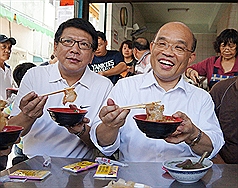 民進黨主席蘇貞昌（右）30日在屏東市老家力挺肉圓商家。對於通緝犯白狼高調回台，他表示，政府失能，國家陷入不可預期危機。圖:中央社