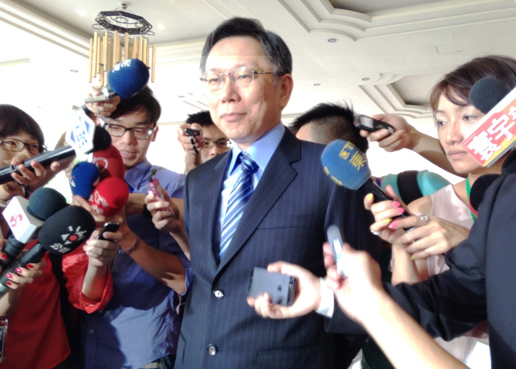 台北市長參選人柯文哲與連勝文今(3)日中午先後出席美國在台協會舉辦的國慶酒會，柯文哲步出會場接受訪問時，媒體問有藍營立委昨日在餐宴上建議連勝文不要跟柯打口水戰，對此柯文哲說這建議很好，口水戰本來就沒意義。圖：劉奕霆/攝