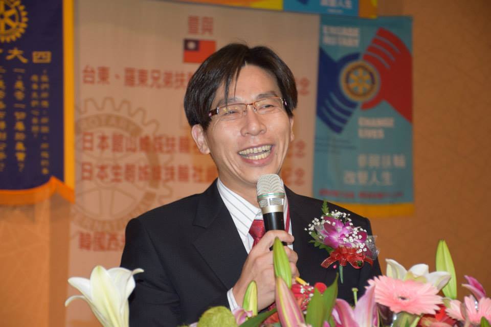 屏東縣前副縣長鍾佳濱24日在屏東縣立委第2選區初選獲勝。圖：翻攝鍾佳濱臉書