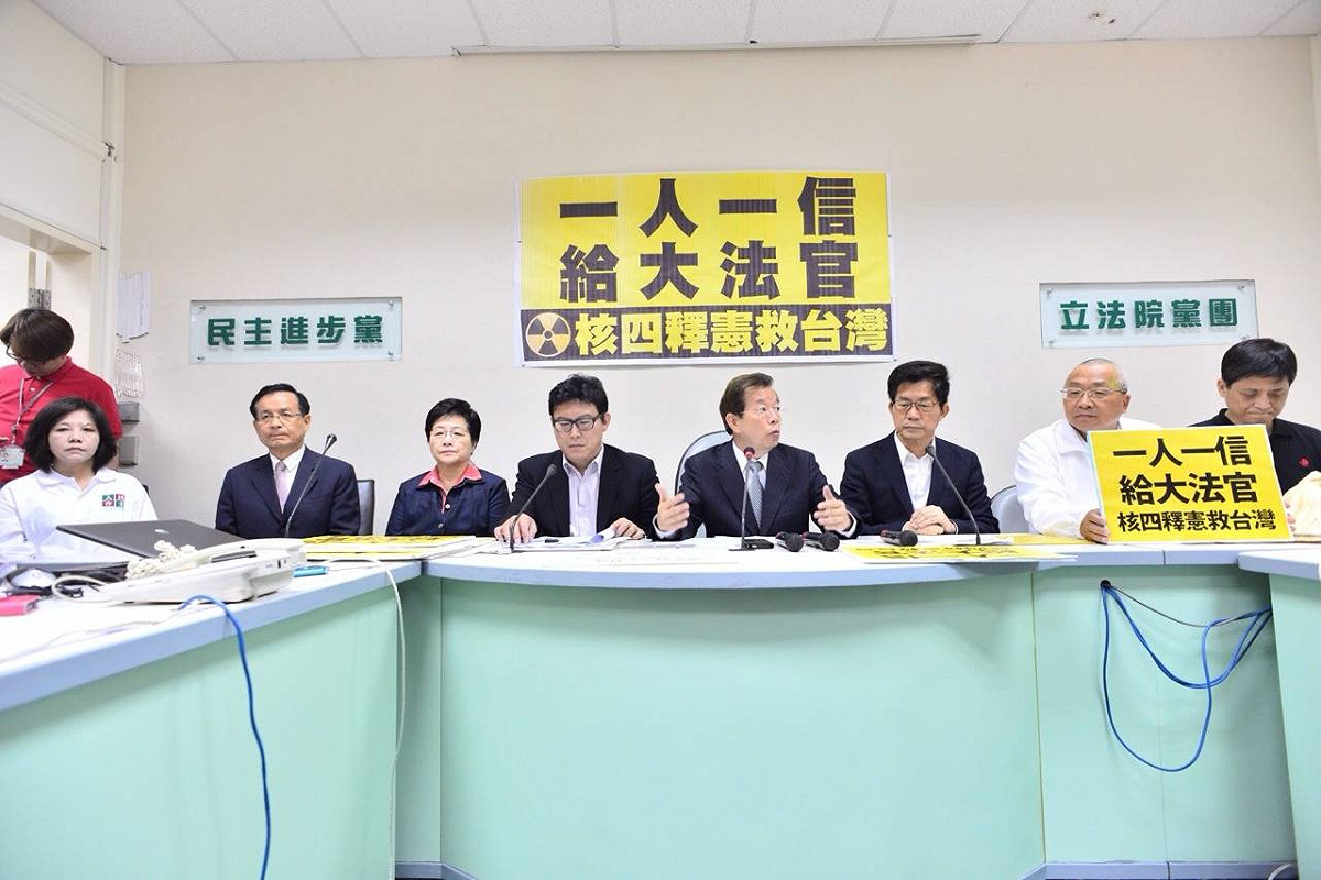 前行政院長謝長廷29日呼籲一人一信寫給大法官要求儘快解釋核四案違憲。圖：謝長廷辦公室提供