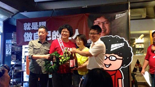 前原民台台長馬耀·比吼15日宣布參選平地原住民立委，第三勢力立委參選人林昶佐、范雲和李根政到場聲援。圖：劉純萱/攝