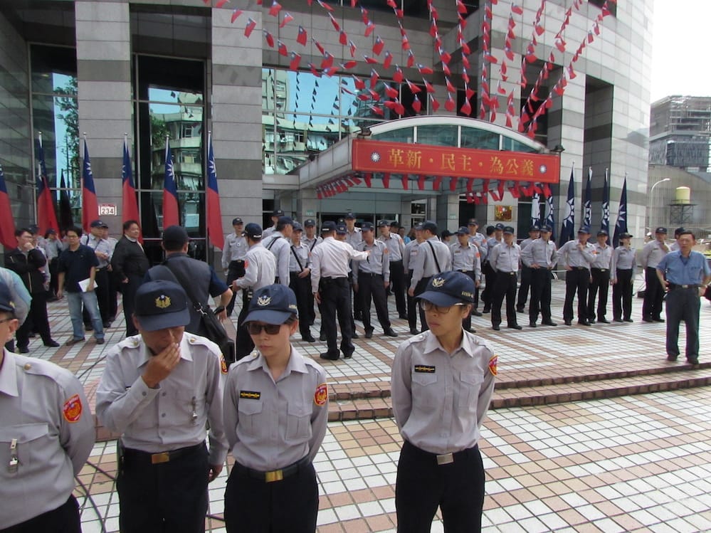 國民黨中常會7日下午將討論是否召開臨全會處理「換柱」，上午已有零星的洪秀柱支持者與員警發生衝突，現場氣氛緊張。圖：邱珮文/攝