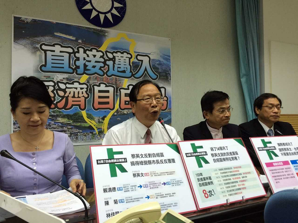 國民黨團13日上午召開記者會力挺洪秀柱自經區政策，國民黨政策會執行長賴士葆呼籲，為了經濟「請蔡英文饒了台灣吧」！圖：符芳碩/攝