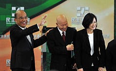 民進黨三位前後任黨主席，感性的許信良、謙卑的蘇貞昌以及尊黨的蔡英文，在第一場總統初選政見會上充分展現他們的政治語言。圖片來源：中央社。