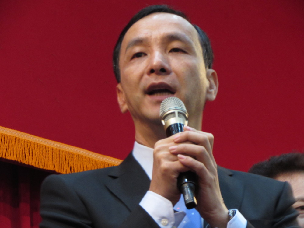 國民黨總統候選人朱立倫11日批評，民進黨的特點就是一隻手指著別人時，忘了4隻手指向著自己。圖：邱珮文/攝