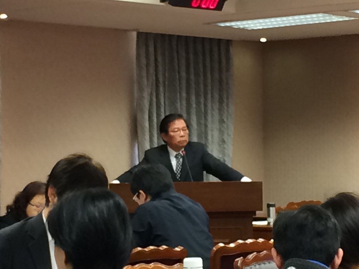 行政院秘書長簡太郎今(22)天在內政委員會說，政院立場認為公投提案門檻可降至千分之3，但要再調降「沒有空間」。圖：符芳碩/攝