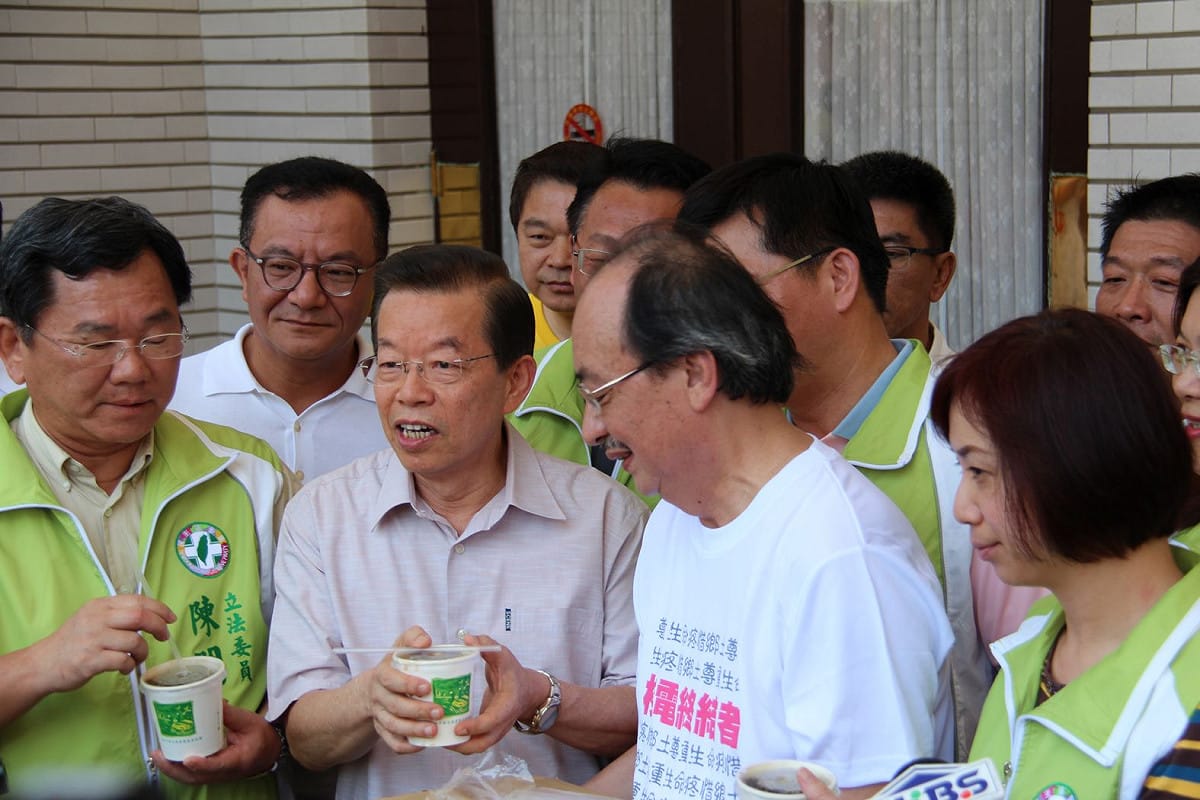 民進黨立委佔據立法院議場已邁入第5天，前行政院長謝長廷今（5）日特地帶青草茶向黨籍立委探班。圖：黃朝郁/攝