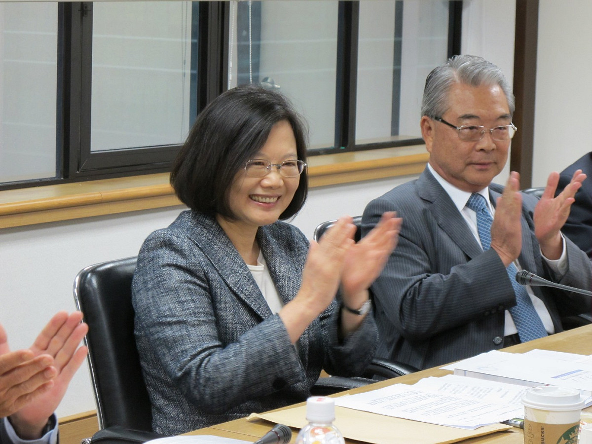民進黨主席蔡英文5日拜會工業總會，並由理事長許勝雄接見。圖：林朝億/攝