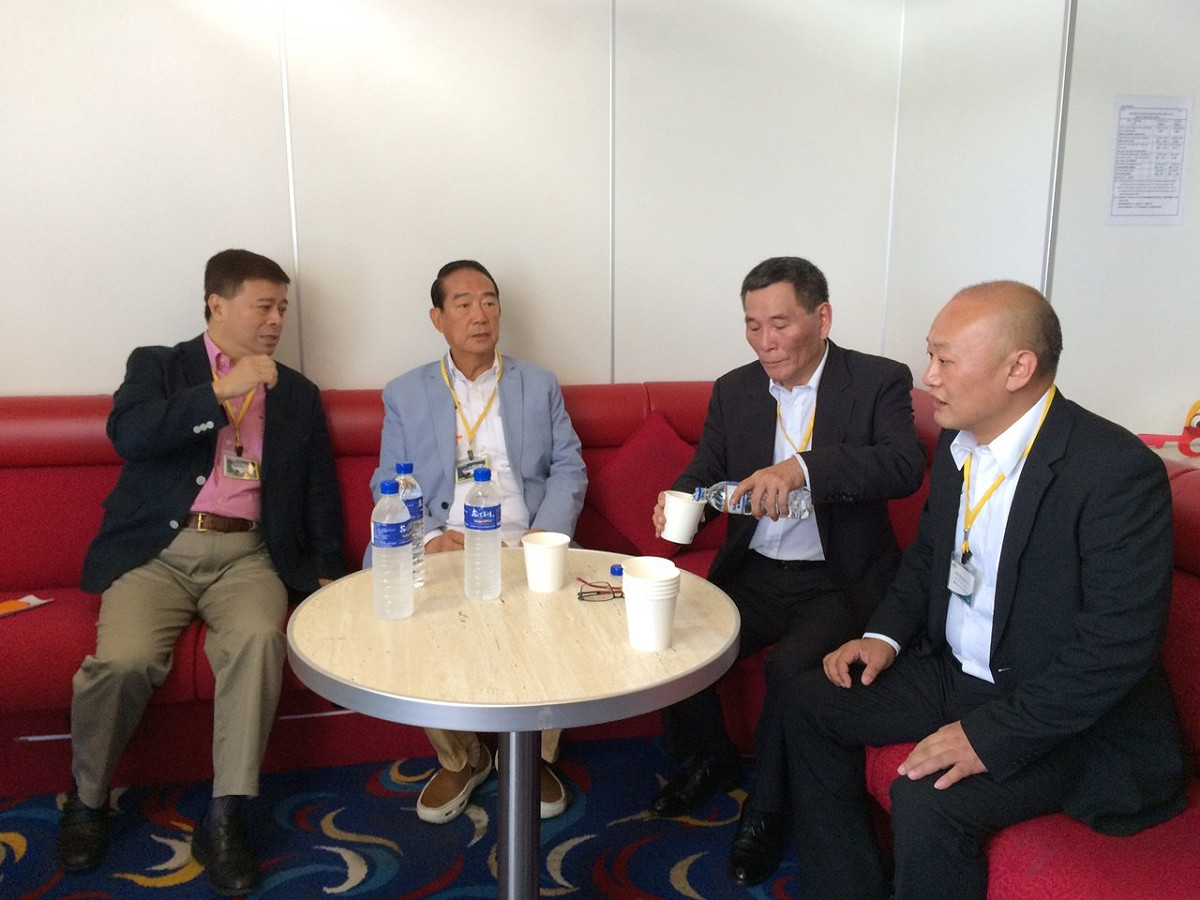 宋楚瑜與華岡建設董事長洪清潭(右2)討論海上公路政策。圖：符芳碩/攝