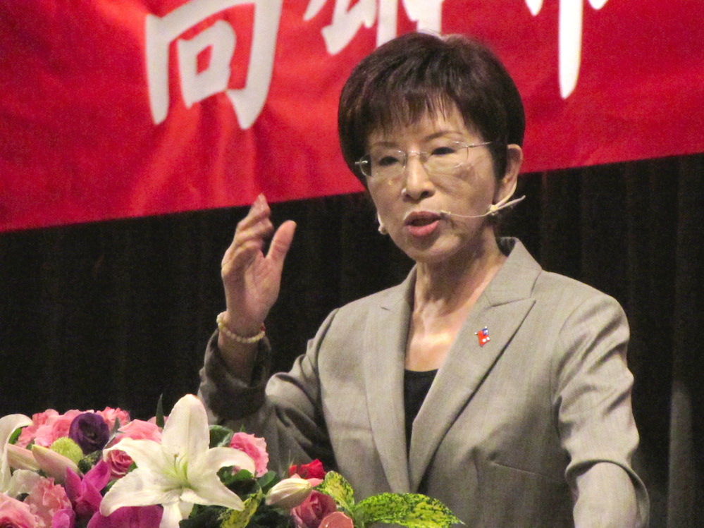 國民黨總統參選人洪秀柱11日出席高雄會計師公會會員大會，提到作為一個總統，讓全民都感受到虧損，她要向全民道歉，並考慮是不是要下台。圖：邱珮文/攝