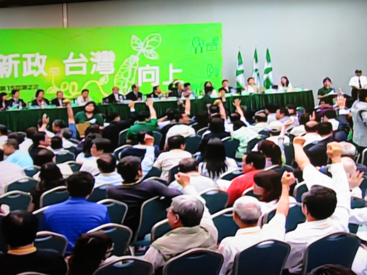 針對陳水扁再入黨議題，民進黨發言人林俊憲今（26）日表示，扁的入黨申請將循程序由地方黨部審查後，再送交中央黨部複審小組處理。圖為昨天召開的民進黨全國黨代表大會。圖：林朝億/攝