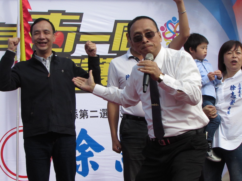 國民黨總統候選人朱立倫12日前往苗栗造勢，他承諾會與縣長徐耀昌、黨籍立委一同推動地方建設，高鐵苗栗站通車後，會有更多企業來苗栗投資。圖：邱珮文/攝