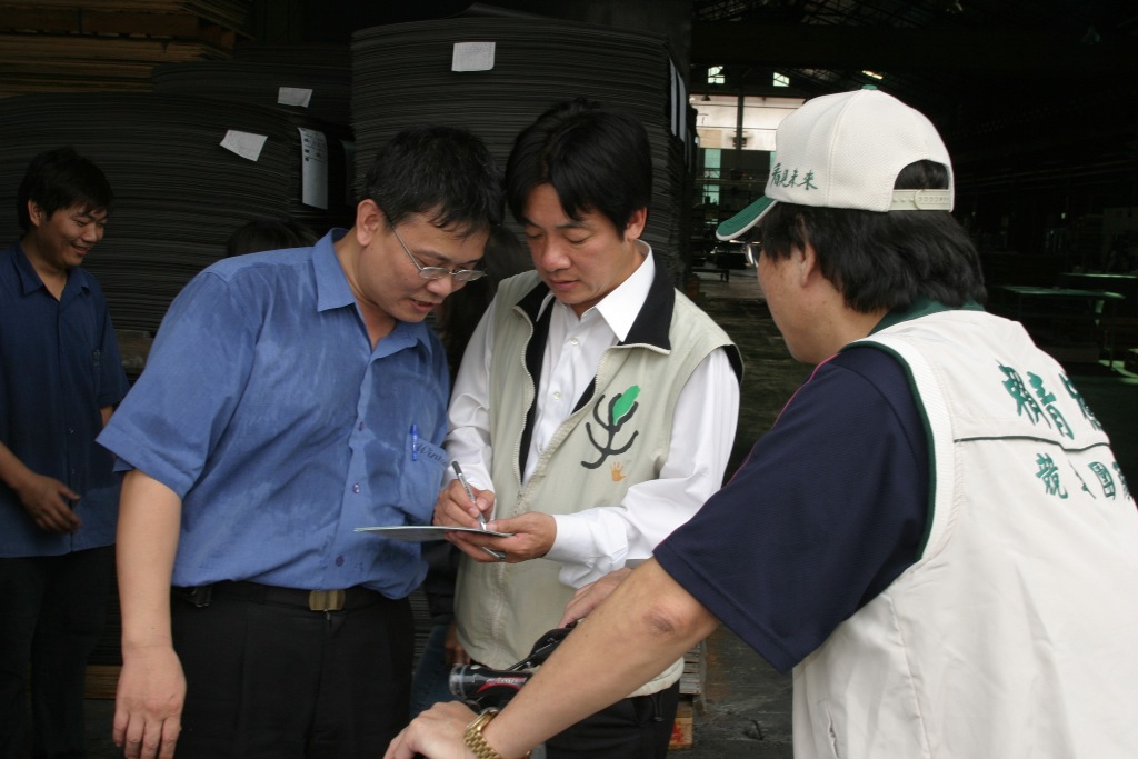 賴清德跟選民互動的情況。圖片來源：賴清德競選總部提供