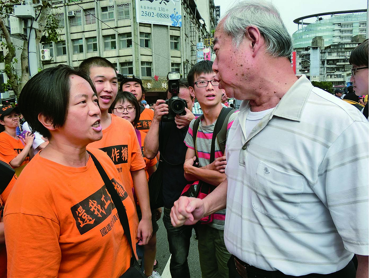 國道收費員自救會7日在國民黨黨部外抗議漠視收費員權益，與挺柱民眾爆口角。圖：楊淳卉/攝