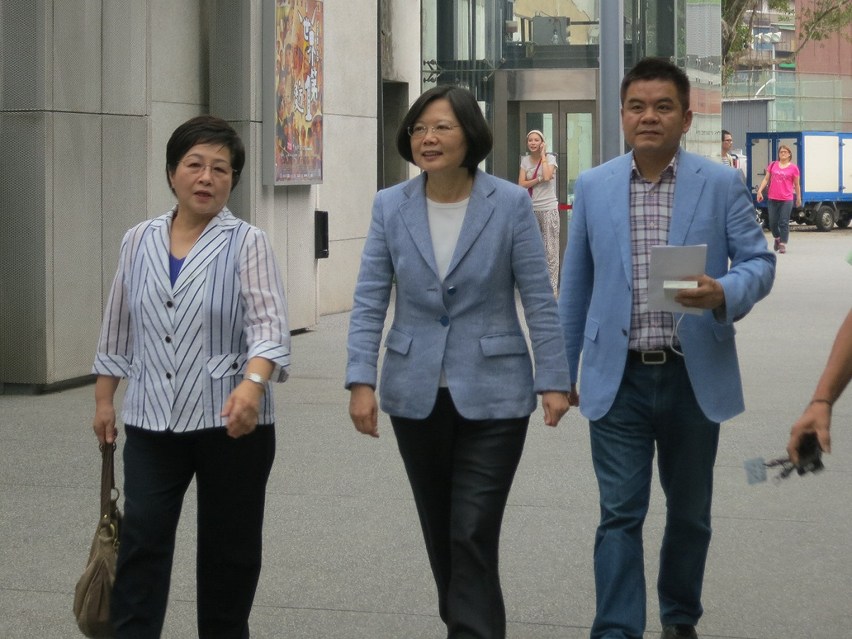 前民進黨主席蔡英文19日出席「世界第一麥方」電影欣賞會前，痛批大埔拆屋事件。圖：林朝億/攝