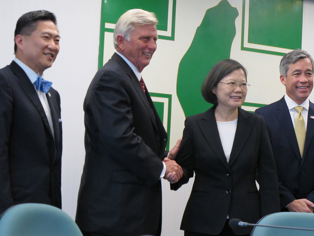 前美國阿肯色州州長畢比10日率團訪問民進黨中央。圖：林朝億/攝