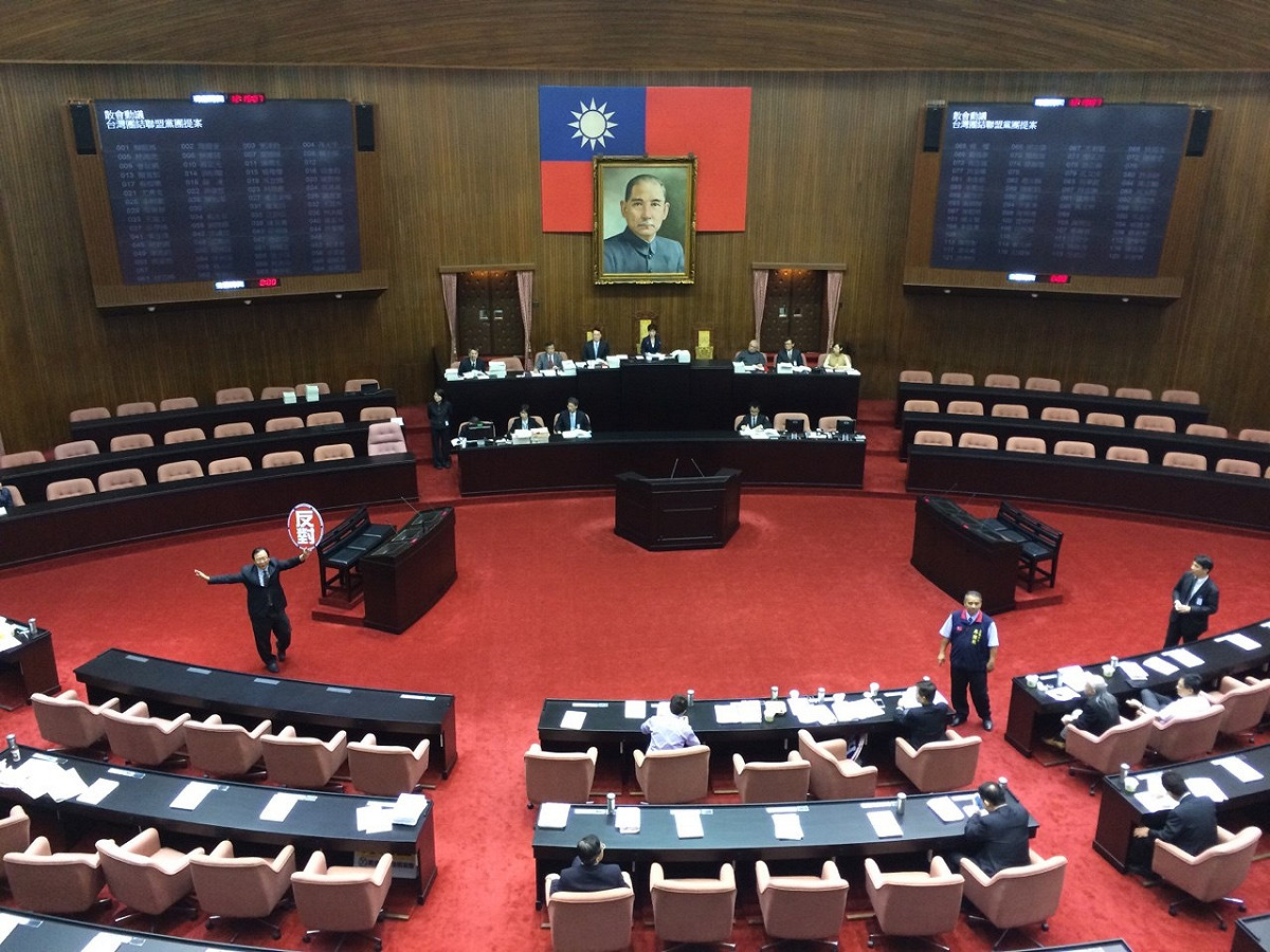 立法院12日召開院會，繼續處理上週台聯所提349項變更議程案，不過，因為台聯提出散會動議，雙方在議場僵持不下。圖：符芳碩/攝