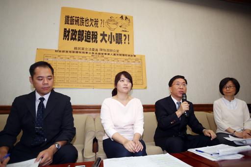 親民黨立委陳怡潔4日召開記者會，公布公務員前10名的欠稅大戶。圖：中央社資料照片