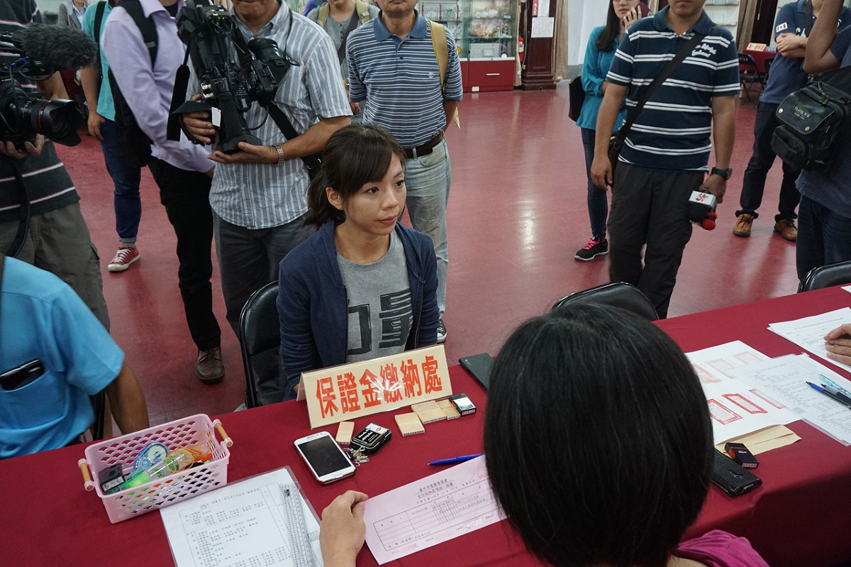 時代力量立委參選人洪慈庸23日赴台中州廳登記參選台中市第3選區立法委員。圖：時代力量提供