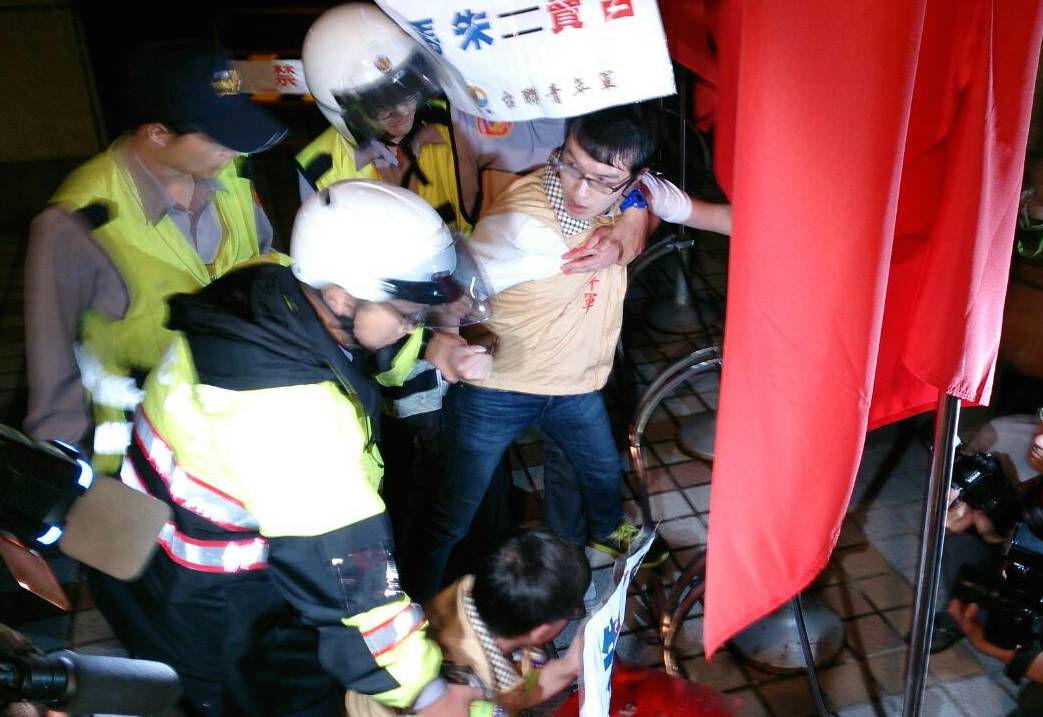 為抗議即將舉行的朱習會，台聯青年軍1日晚間前往國民黨中央黨部抗議，並在外牆噴上紅漆。圖：邱珮文/攝