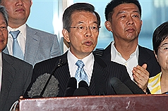 中國評論新聞社報導，謝長廷宣稱這次座談最大的收獲是聽到服貿協議的談判過程，原來台灣和中國雙方共進行了60場工作會議，而且中國大陸對台灣讓利比WTO更優惠30％。但是，「這些過程我們都不知，本來應該要放鞭炮才對」。圖：中央社