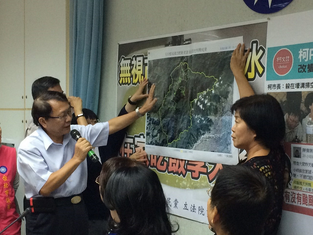 對於柯文哲表示，因南勢溪坍方導致水質污濁，新竹林管處處長拿出衛星照指出，南勢溪林木覆蓋率良好。圖：符芳碩/攝