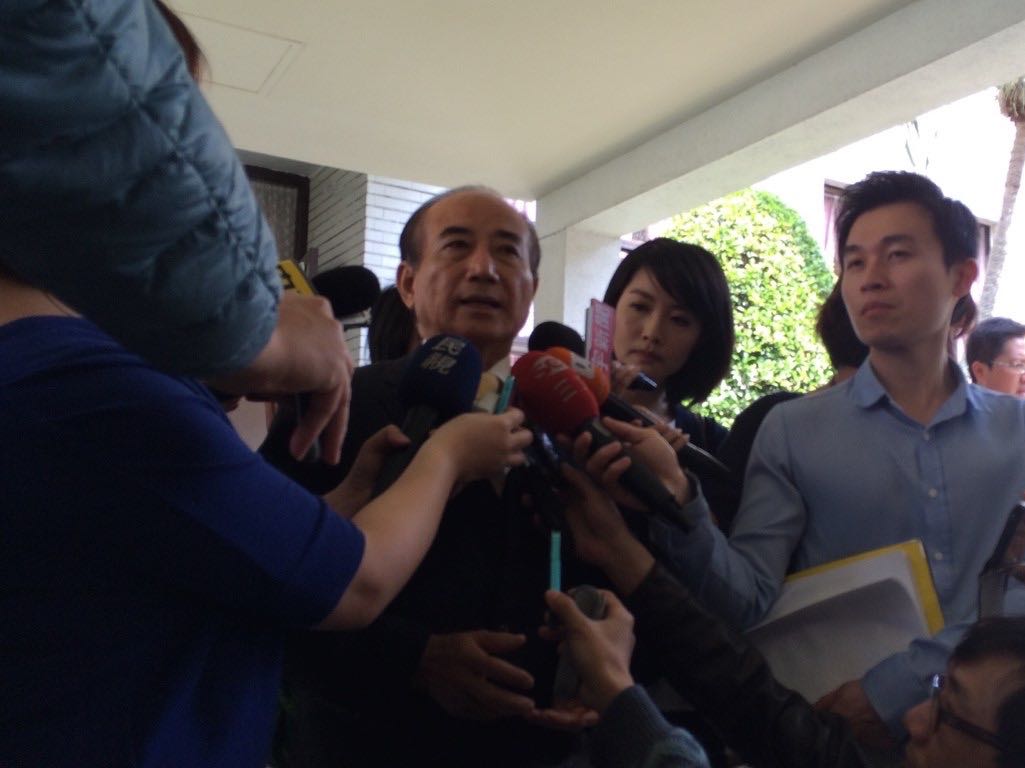 立法院長王金平今(13)天在接受媒體採訪時，談到自己以往被批「藍皮綠骨」，他表示，自己無論是藍綠執政，都是以福國利民的角度通過法案，他也希望不要再有分黨分派的想法。圖：符芳碩/攝