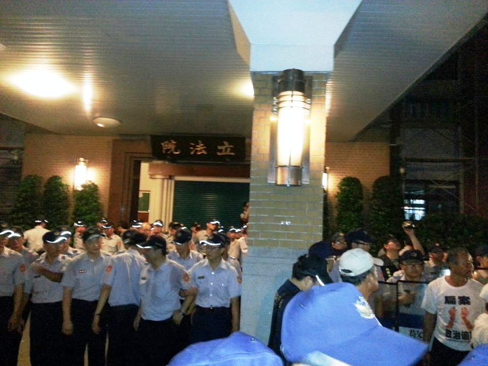 就在參加公民1985行動聯盟晚間在凱道舉辦「萬人凱道送仲丘」結束後，學生陳為廷、魏楊及公投護台灣聯盟總召集人蔡丁貴等人轉向立法院，和警方爆發衝突。圖:魏揚臉書