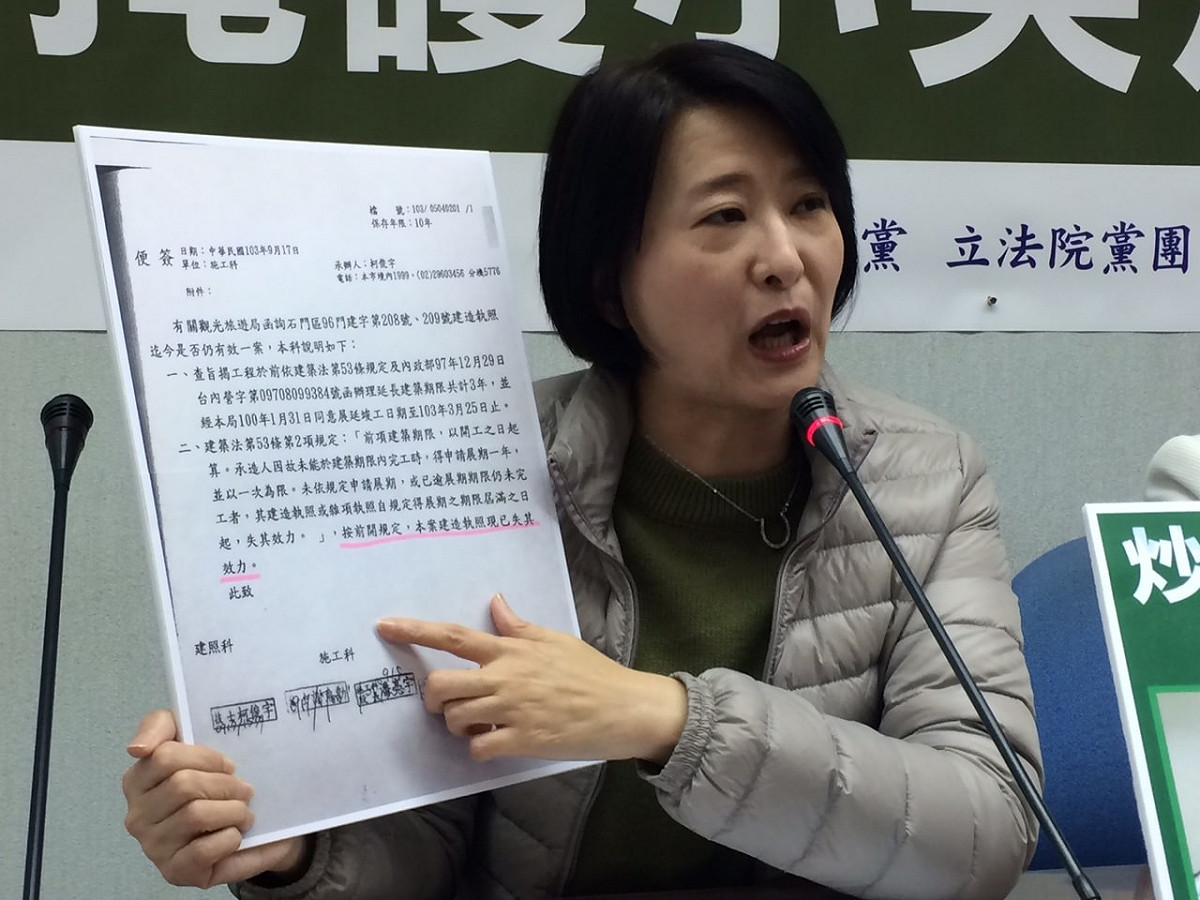 朱辦發言人王鴻薇則拿出公文表示，朱立倫妻子高婉倩投資的北海休閒飯店建照早已失效，沒有炒地問題，要抹黑應該做點功課。圖：符芳碩/攝