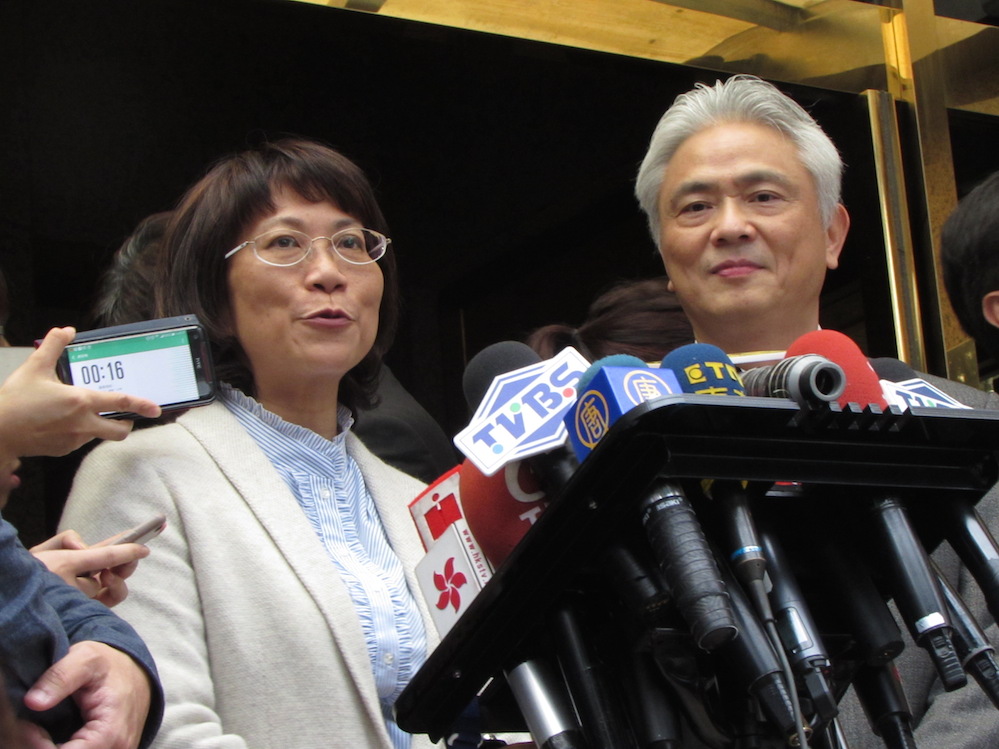 國民黨副總統候選人王如玄9日宣布將投資軍宅的部分獲利捐給法律扶助基金會，未來提供老榮民買賣軍宅的法律專業服務。圖：邱珮文/攝