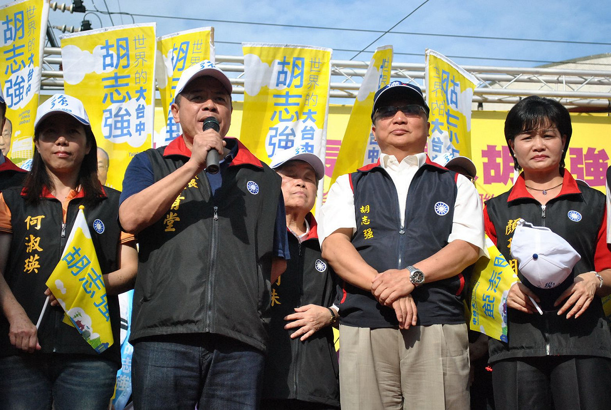 胡志強在清水競選總部的成立大會上，當著台中縣議長張清堂的面，又開出捷運將延伸到清水的支票。圖片：金天晴攝