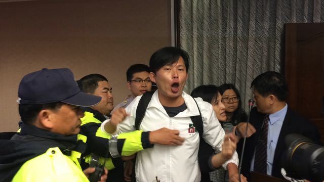 黃國昌被員警拉開後，仍不斷批張慶忠是「國會之恥」。圖：符芳碩/攝