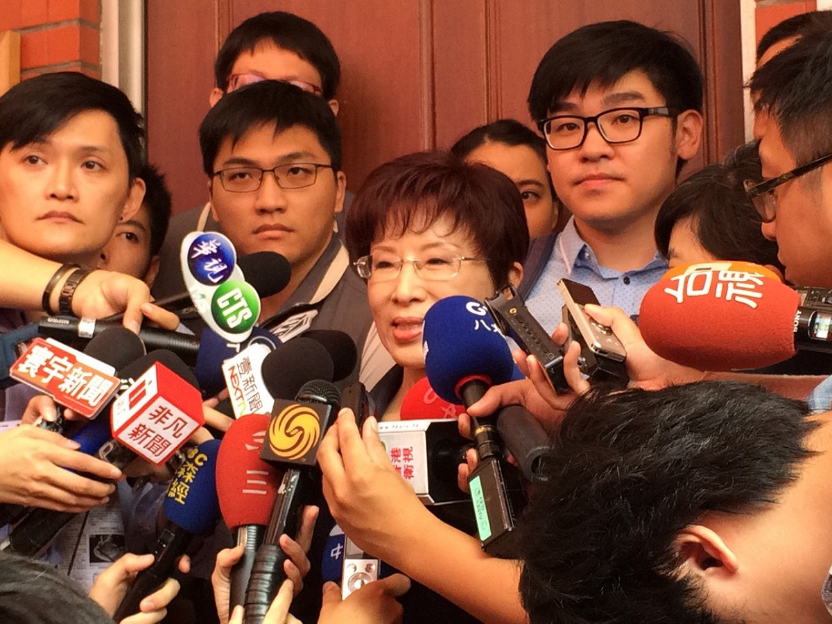 國民黨總統參選人洪秀柱15日上午出席黨團大會，對於媒體關心是否為了和蔡英文拚場，她強調，只是來和國民黨立委互相打氣而已。圖：符芳碩/攝